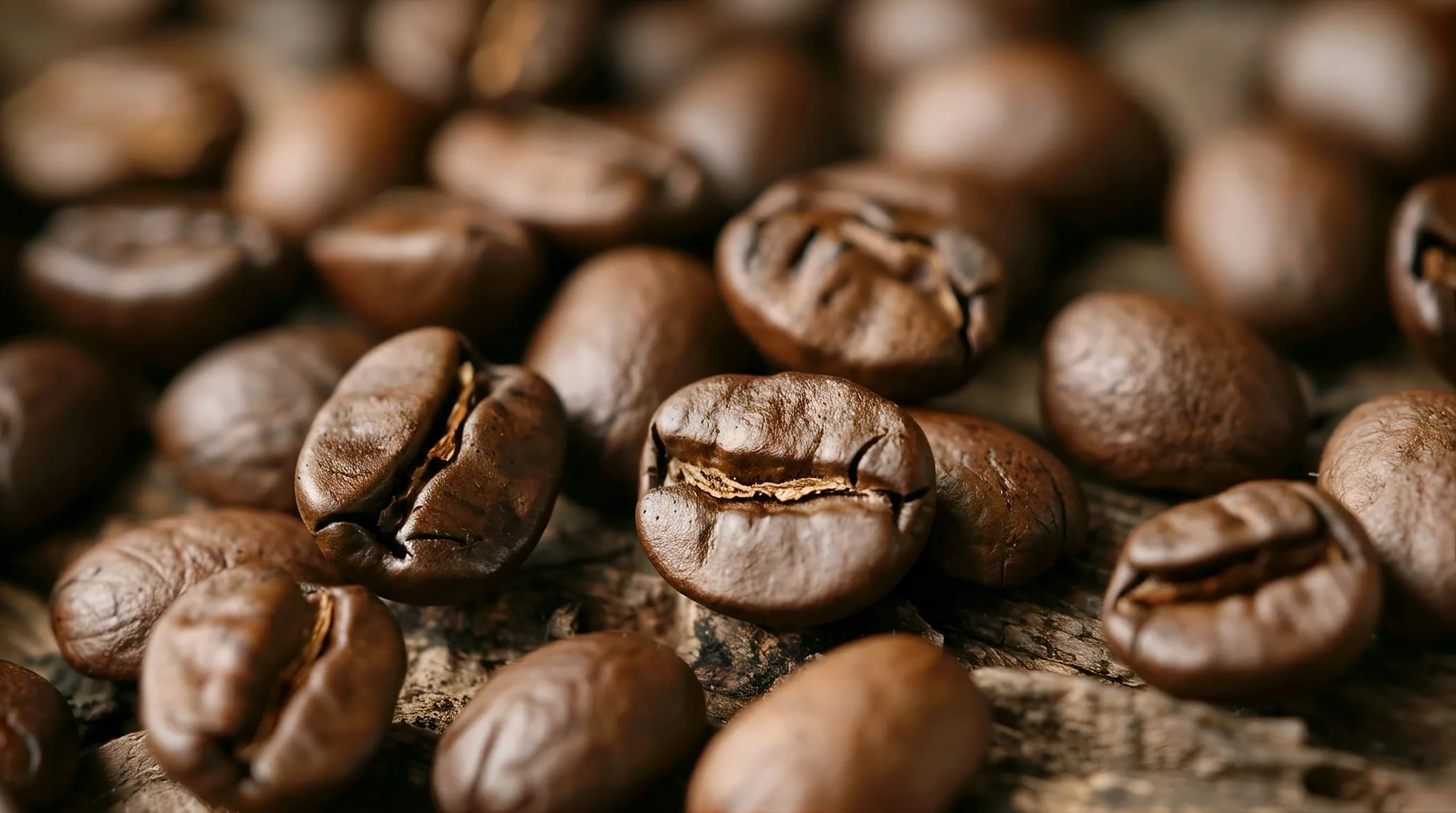 Küchenrückwand - Kaffeebohnen Nahaufnahme Holz – Bild 11